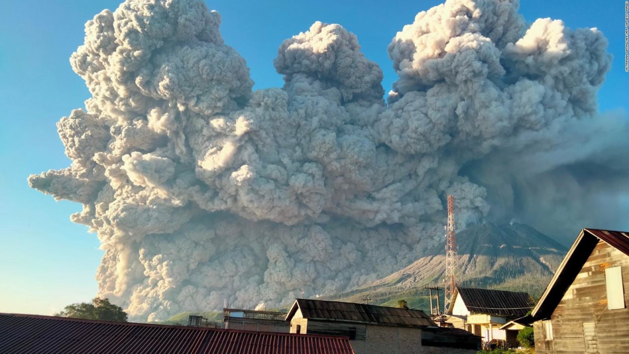 CNNE 960701 - volcan sinabung en indonesia hace erupcion