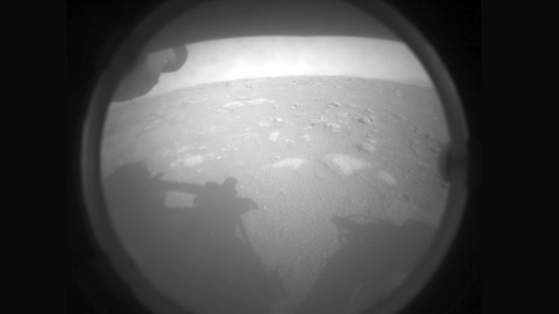 Esta fue la primera foto que el público seleccionó como imagen de la semana, para los días iniciales del rover Perseverance en Marte. Corresponde a la semana del 14 al 20 de febrero de 2020. El vehículo hizo esta toma del área frente a él, con una de sus seis cámaras Hazard Avoidance (HazCams), cuyo objetivo es detectar peligros en las vías delanteras y traseras del rover, de acuerdo a lo que explica la NASA.