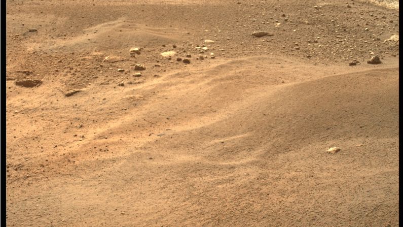 La audiencia eligió esta imagen como la mejor para la segunda semana del rover Perseverance en Marte (del 21 al 27 de febrero de 2021). La nave tomó esta foto con una de sus dos cámara Mastcam-Z, que están ubicadas en lo alto del mástil del rover.