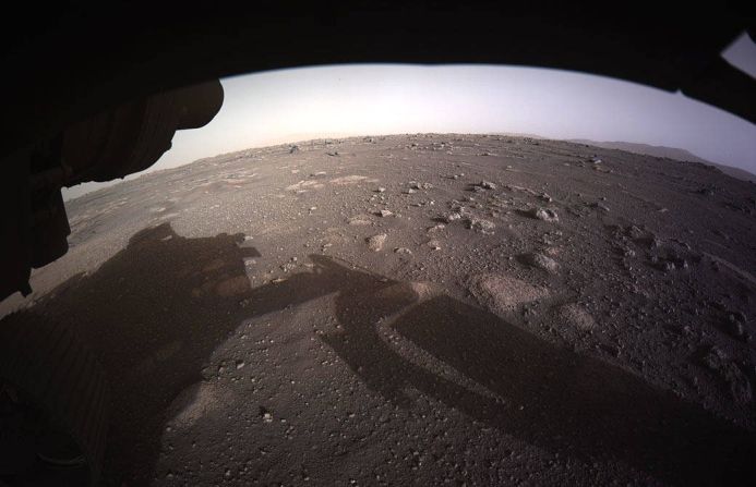 Esta es la primera imagen de alta resolución en color que enviaron las HazCams, ubicadas en la parte inferior del rover Perseverance, después de su aterrizaje en Marte el 18 de febrero de 2021, según la NASA.