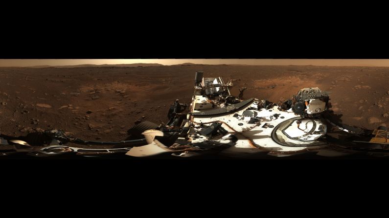 El rover Perseverance de la NASA capturó su primer vistazo en alta definición alrededor del que será su nuevo hogar en el cráter Jezero el 21 de febrero, de 2021. La agencia explicó que para lograrlo, rotó su mástil, o "cabeza", 360 grados, lo que permitió que las cámaras Mastcam-Z del rover capturara su primera panorámica tras llegar a Marte.