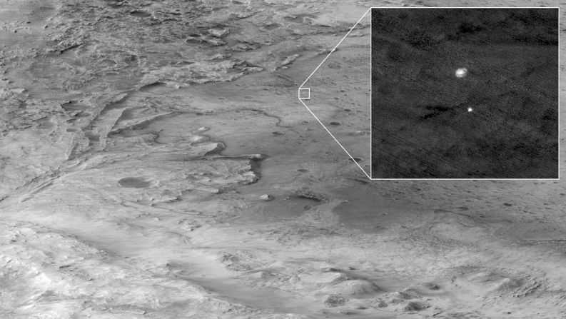 El Experimento Científico de Imágenes en Alta Resolución (HiRISE, por sus siglas en inglés), que está a bordo del Mars Reconnaissance Orbiter, captó la etapa de descenso del rover Perseverance atravesando la atmósfera de Marte. Detrás de él se puede ver el paracaídas.