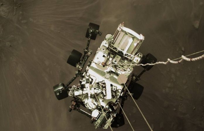 Esta imagen de alta resolución pertenece a un video tomado por varias cámaras cuando el rover Perseverance de la NASA llegaba Marte el 18 de febrero de 2021. La agencia espacial explicó que una cámara a bordo de la etapa de descenso capturó esta toma.