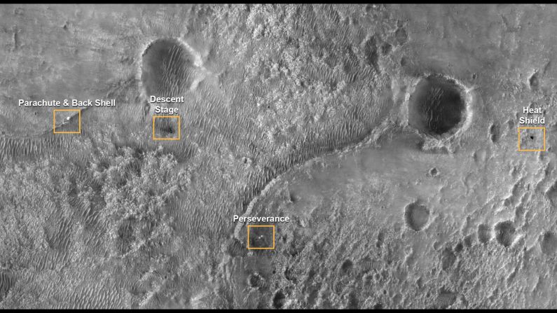 Esta es la primera imagen del rover Perseverance de la NASA sobre la superficie de Marte. Fue tomada por el Experimento Científico de Imágenes en Alta Resolución (HiRISE, por sus siglas en inglés). A la izquierda está el paracaídas y el caparazón posterior, al lado y casi al centro se encuentra la etapa de descenso. En el centro hacia abajo está el rover y a la derecha el armazón de calor.