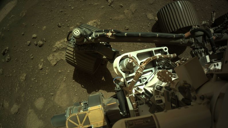 El rover Perseverance de la NASA tomó esta imagen el 1 de marzo de 2021 con su Cámara de Navegación Izquierda, ubicada en lo alto del mástil del rover y que lo ayuda a conducir, según ha explicado la NASA.