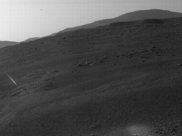 Con una de sus seis cámaras HazCams, el rover Perseverance tomó esta foto del área que tenía detrás el 28 de febrero de 2021.