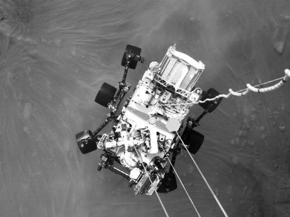Durante su llegada a Marte, el rover Perseverance tomó esta imagen con una cámara de la etapa de descenso que mira hacia el rover y lo que está debajo de él, como señala la NASA.