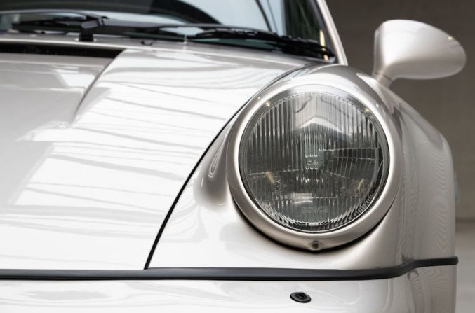 "Estamos encantados de presentar este Porsche de los 90 por excelencia con su procedencia única y muy colorida, que atraerá a muchos coleccionistas entusiastas del fútbol en todo el mundo", dijo Paul Darvill, director de subastas europeas de Bonhams.