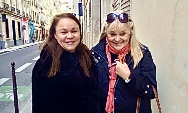 Mari Rodríguez Ichaso con la novelista Zoe Valdes en París.