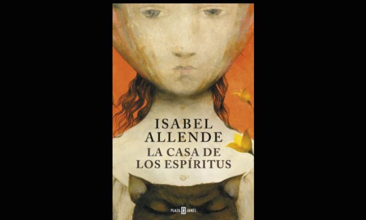 Isabel Allende con La casa de los espíritus y Paula. Una escritora peruana de nacimiento y chilena de crianza totalmente genial.