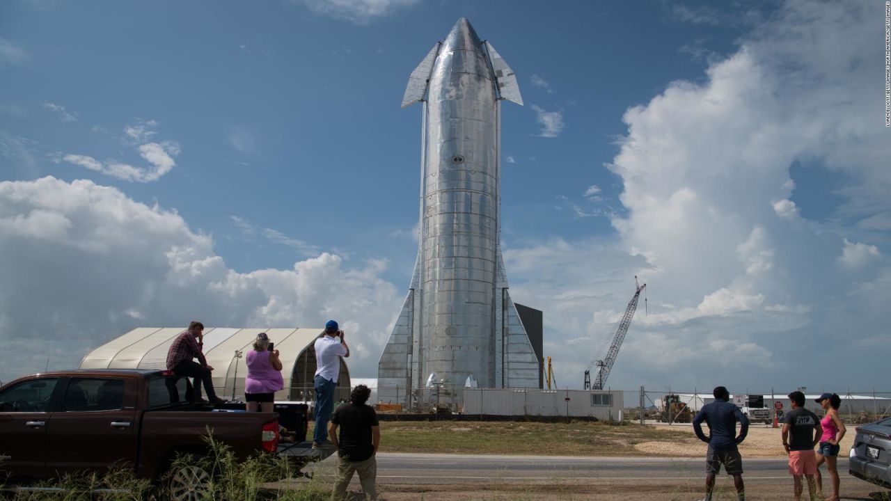 CNNE 961342 - buscan 8 turistas para viaje de spacex a la luna