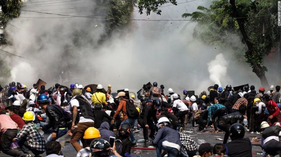 Manifestantes huyen de los gases lacrimógenos lanzados por la policía durante una manifestación a favor de la democracia en Mandalay, Myanmar, el miércoles.