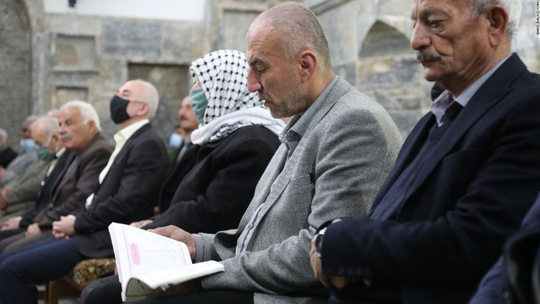 Los fieles asisten a una misa a las 7 a.m. en la Iglesia de la Inmaculada Concepción en la ciudad de mayoría cristiana de Qaraqosh. Cuando ISIS ocupó la ciudad, casi destruyó la iglesia, utilizando el patio como campo de tiro.