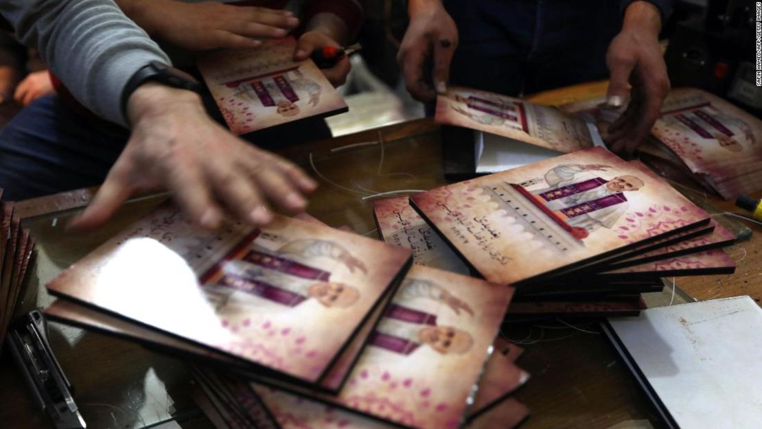 Trabajadores imprimen volantes del papa Francisco en una tienda en Erbil, capital de la región autónoma kurda del norte de Iraq.