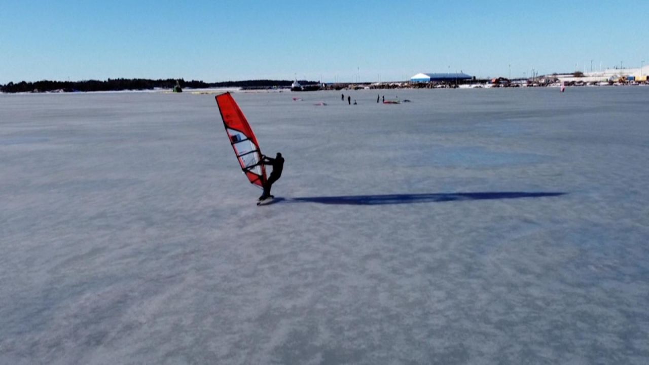 CNNE 961917 - mira estos surfistas patinando sobre hielo