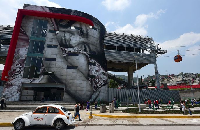 Estación del cable aéreo de Ecatepec, en Estado de México, decorada con un mural del artista islandés Guido Van Helten.