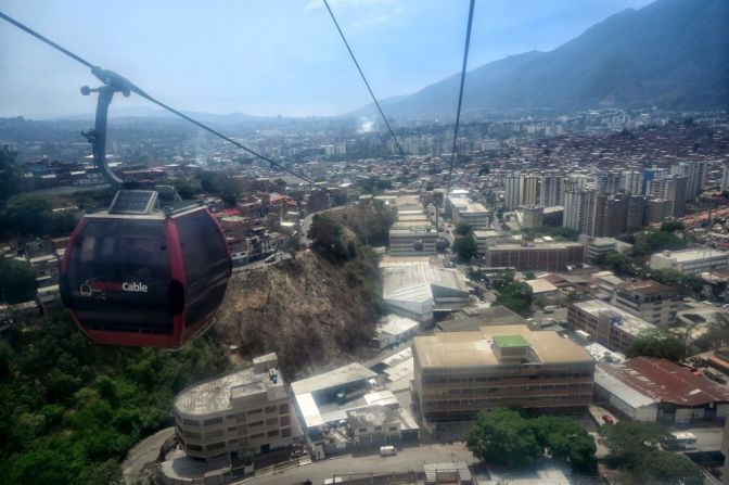 El teleférico Warairarepano sobre el barrio Petare en Caracas.