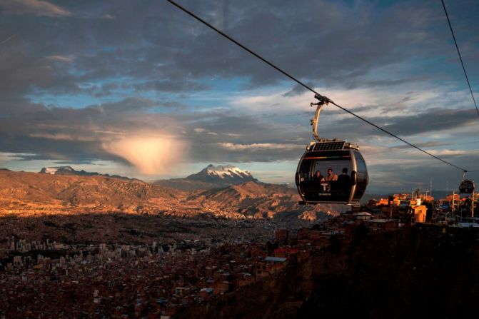 El cable Mi Teleférico en La Paz, Bolivia, con la montaña Illimani al fondo. Foto: PEDRO UGARTE/AFP via Getty Images)