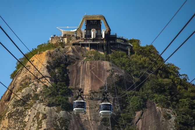 El conocido Bondinho Pão de Açúcar, el teleférico de Rio de Janeiro, sube al turístico morro con vista del mar y la ciudad.