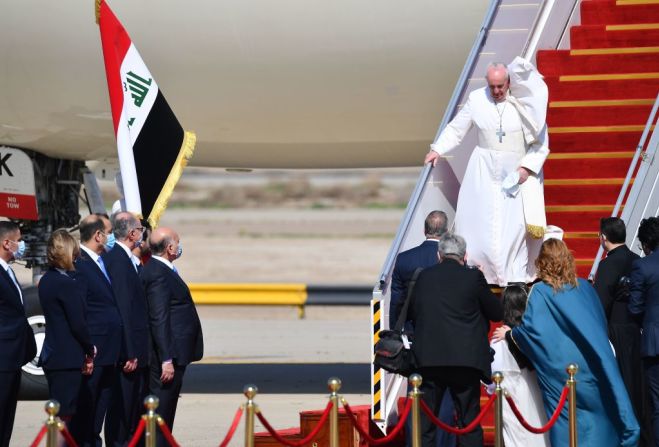 El papa Francisco a su llegada al Aeropuerto Internacional de Bagdad, el 5 de marzo de 2021. El viaje marca la primera visita papal a Iraq. Foto: Vincenzo Pinto/AFP/Getty Images.