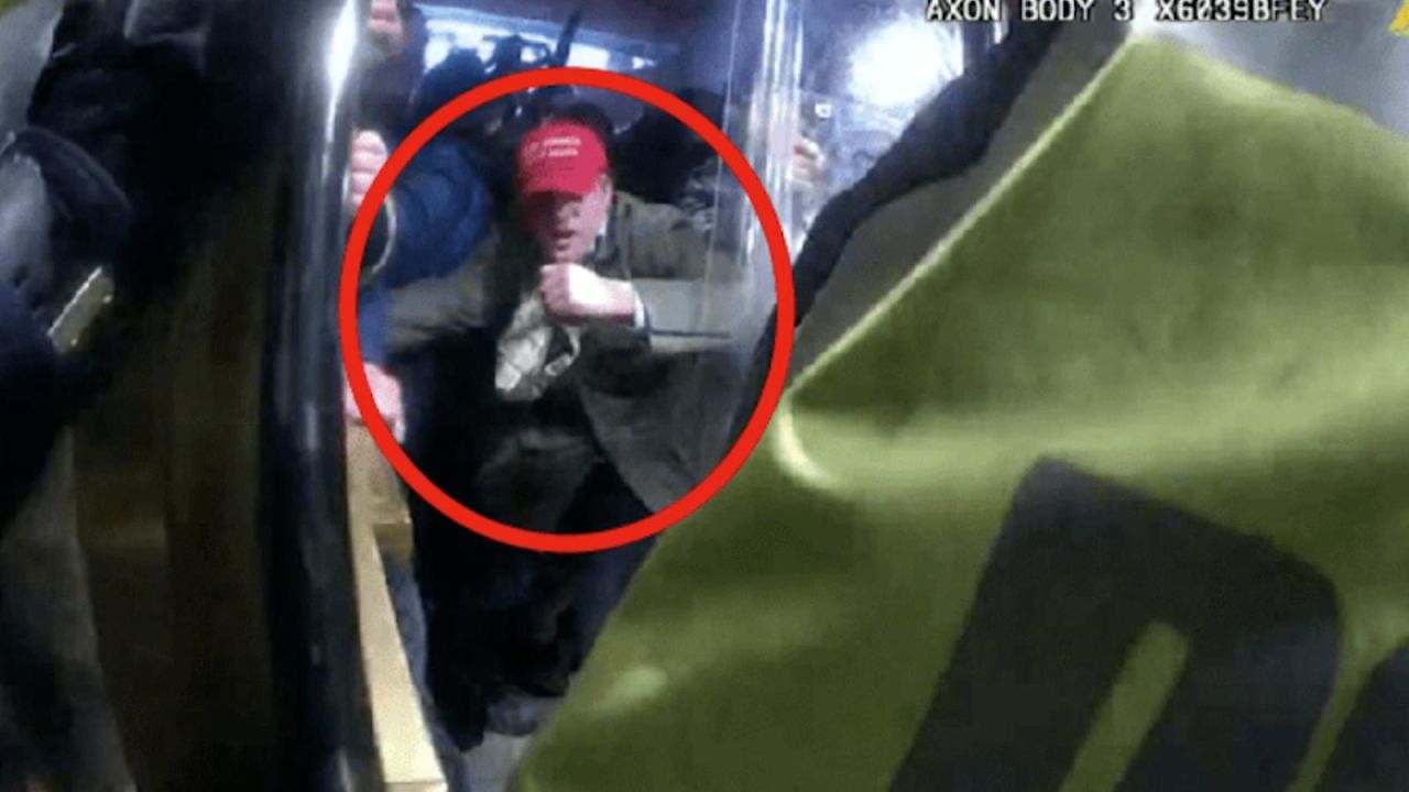 CNNE 962655 - acusan a exfuncionario del gobierno de trump por asalto al capitolio