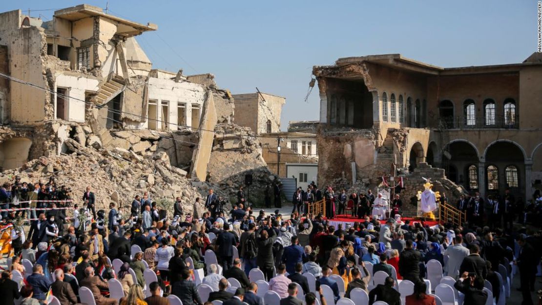 El papa Francisco hace una oración por las víctimas de la guerra en la Plaza de la Iglesia en la ciudad vieja de Mosul.