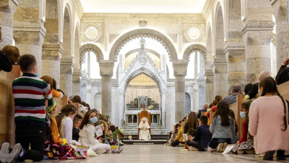 El papa Francisco en la Iglesia de la Inmaculada Concepción en Qaraqosh, Iraq, el domingo 7 de marzo de 2021.