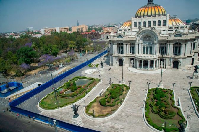 El Palacio de Bellas Artes también fue rodeado de vallas metálicas.
