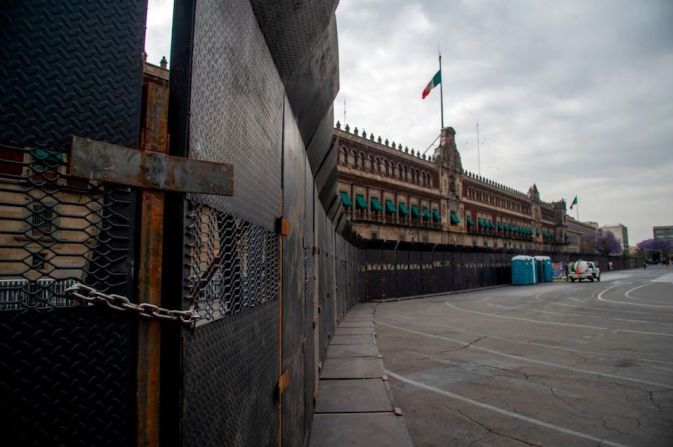 El presidente López Obrador dijo el sábado que las vallas que se instalaron en los alrededores del Palacio Nacional no son por "miedo", sino por protección.