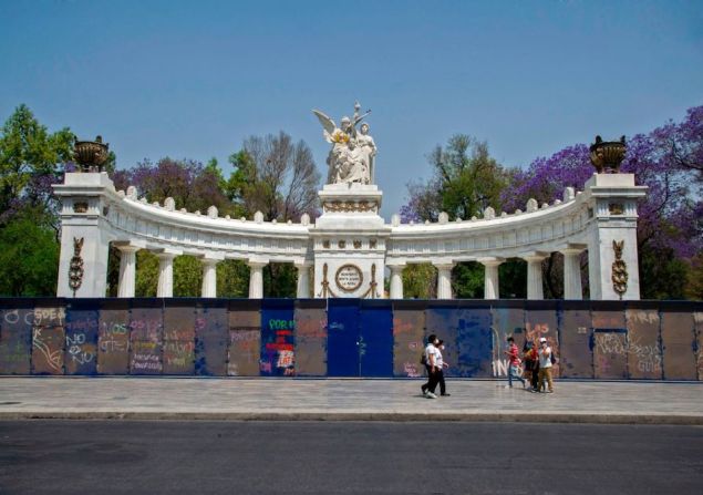 El Palacio Nacional no fue el único edificio o monumento rodeado con vallas. En la imagen, el Hemiciclo a Juárez, en el centro de la Ciudad de México.