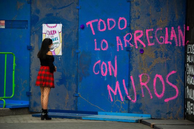 También se escribieron mensajes de protesta en las vallas que rodean Palacio Nacional, residencia del presidente de México, Andrés Manuel López Obrador.