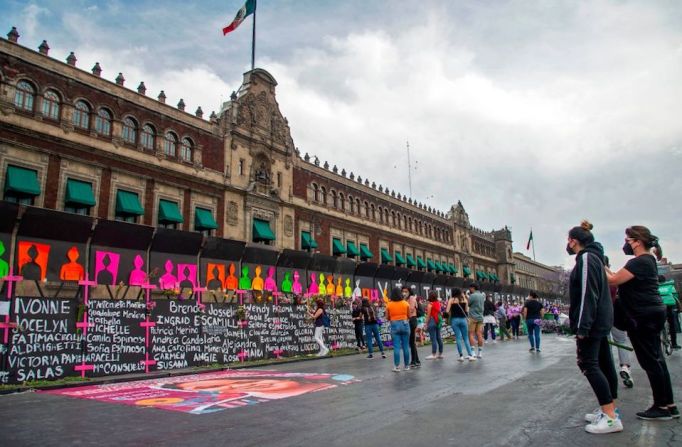 Nombres de víctimas de feminicidio fueron escritos sobre las vallas que rodean el Palacio Nacional, en la Ciudad de México.
