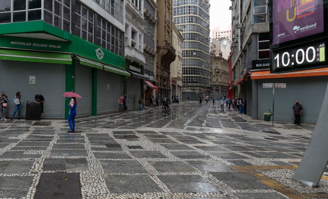 Tiendas cerradas y calles vacías en Sao Paulo, Brasil, luego de que los servicios no esenciales fueran restringidos en el estado hasta el 20 de marzo.