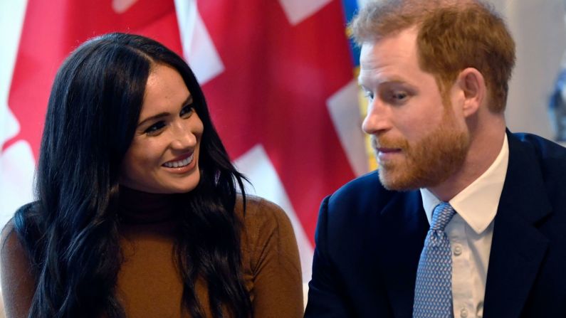 Meghan y Harry visitan la Casa de Canadá en Londres, en enero de 2020. Los duques anunciaron al día siguiente que dejarían sus roles como miembros principales de la familia real británica.
