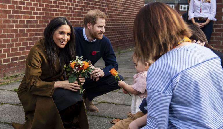 Meghan y Harry visitan un centro comunitario en Windsor, Gran Bretaña, en noviembre de 2019.