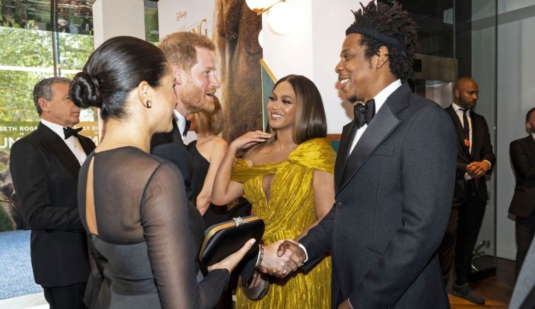 Harry y Meghan saludan a la cantante Beyoncé y a su esposo, el rapero Jay-Z, mientras asisten al estreno en Europa de la película "El Rey León" en julio de 2019.