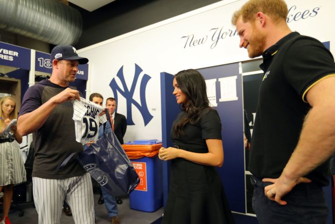 El mánager de los Yankees de Nueva York, Aaron Boone, entrega a la pareja una camiseta para Archie antes de un partido de béisbol de las Grandes Ligas en Londres en junio de 2019.