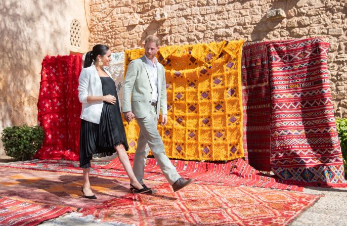 Meghan y Harry caminan junto a tapices durante una visita a Rabat, Marruecos, en febrero de 2019.