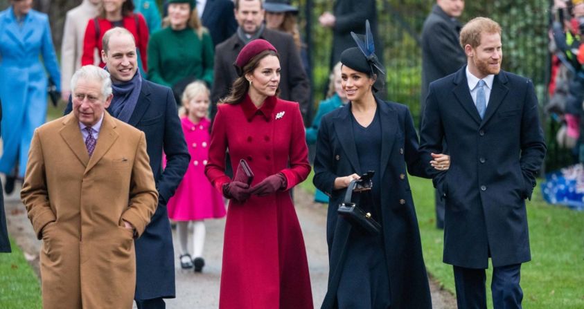Meghan y Harry asisten a un servicio religioso el día de Navidad en diciembre de 2018. Junto a ellos, de izquierda a derecha, están el príncipe Carlos, el príncipe William y la esposa de William, Catherine, duquesa de Cambridge. Harry y William son los dos hijos del príncipe Carlos y la difunta princesa Diana.