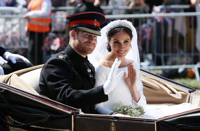 Justo después de casarse, Harry y Meghan ​​saludan durante su recorrido en carruaje en Windsor, Inglaterra.