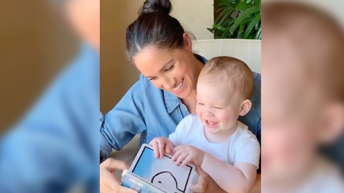 Meghan celebra el primer cumpleaños de su hijo Archie con una lectura del libro infantil "Duck! Rabbit!" en mayo de 2020. En un video publicado en línea ––y que grabó su esposo–– Meghan leyó el popular libro a Archie y alentó a los fanáticos a donar a una serie de causas destinadas a ayudar a los jóvenes.