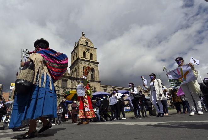 En Bolivia las mujeres también salieron a las calles para manfestarse en el Día Internacional de la Mujer en La Paz, el 8 de marzo de 2021.