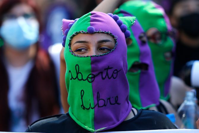 El derecho al aborto legal fue uno de los temas presentes en la marcha en Santiago, Chile.