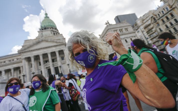 Una mujer participa en una manifestación para conmemorar el Día Internacional de la Mujer frente al Congreso el 8 de marzo de 2021 en Buenos Aires, Argentina.