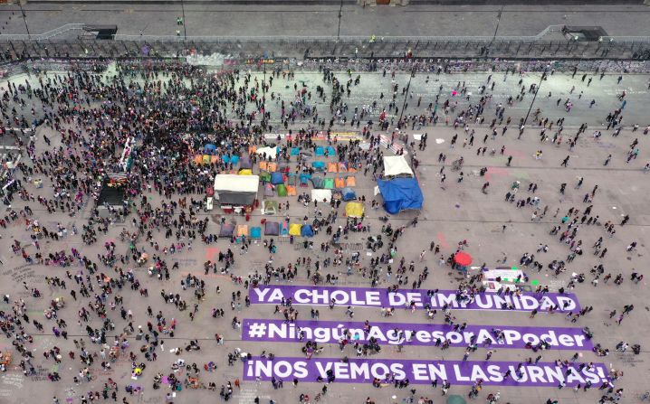 Vista aérea de la manifestación para conmemorar el Día Internacional de la Mujer en El Zócalo de la Ciudad de México, el 8 de marzo de 2021.