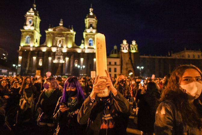 Mujeres participan en una manifestación para conmemorar el Día Internacional de la Mujer en Bogotá, el 8 de marzo de 2021.