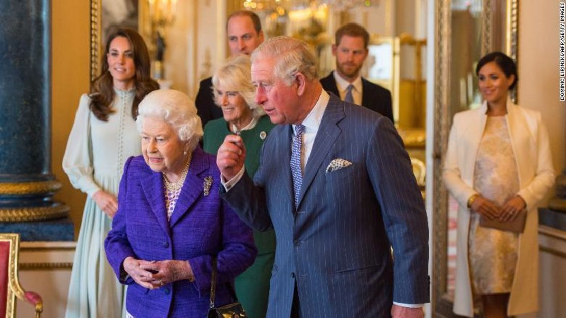 Meghan y Harry (derecha) con la reina, el príncipe Carlos y otros de la realeza en 2019. Durante su entrevista con Oprah, Harry detalló una ruptura en las relaciones con varios de sus parientes mayores.