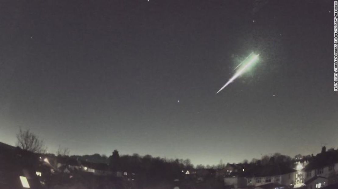 El meteorito produjo una bola de fuego en el cielo nocturno al entrar en la atmósfera terrestre.