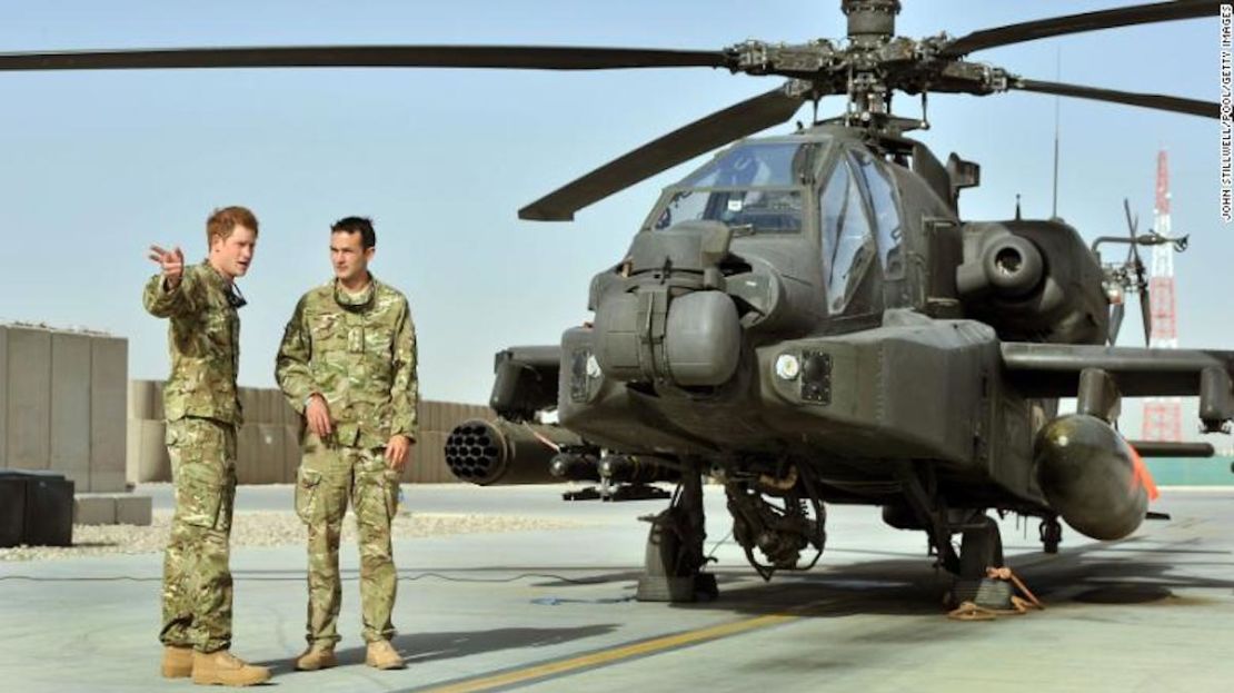 Un miembro de su escuadrón le mostró al príncipe Harry (izquierda) la línea de vuelo Apache en Camp Bastion, en 2012, en la provincia de Helmand, Afganistán, cuando prestaba servicio militar. Allí fue enviado para pilotear helicópteros de ataque.