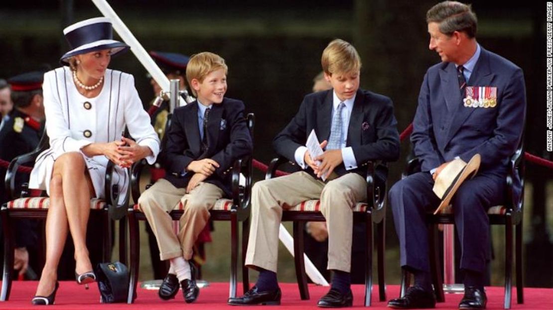 El príncipe y la princesa de Gales y los príncipes William y Harry (segundo desde la izquierda) durante las celebraciones del 50 aniversario del Día de la Victoria sobre Japón, en Londres, en 1995.